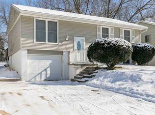 3215 Bramble Rd SW, Cedar Rapids, IA 52404