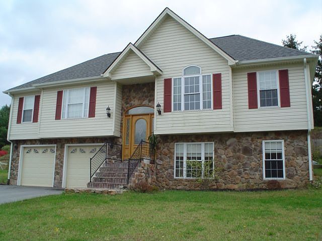 Contemporary split foyer in nice neighborhood!!