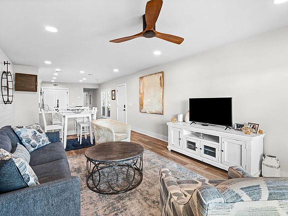 4th image of 813 Harbour Point Dr #813