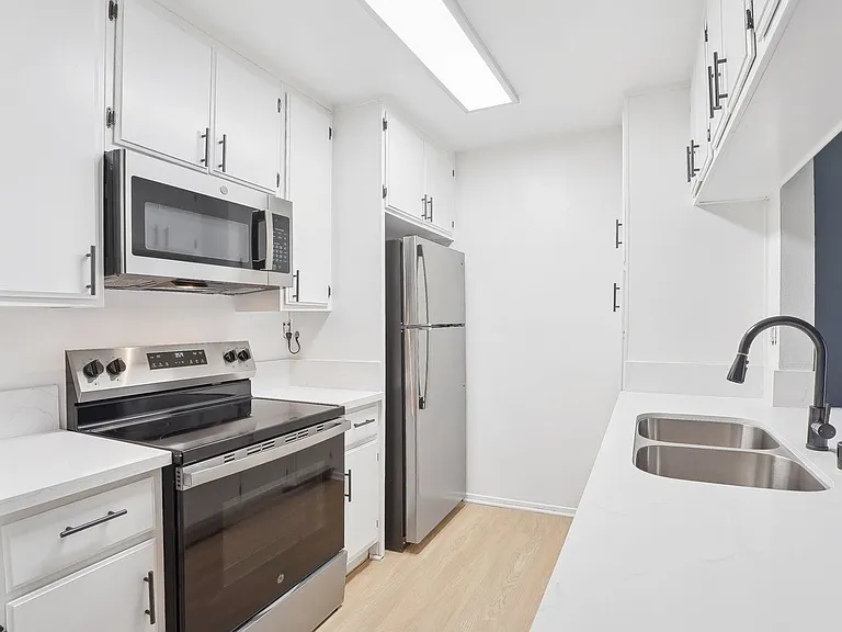 245 South Serrano Ave — Photo 35