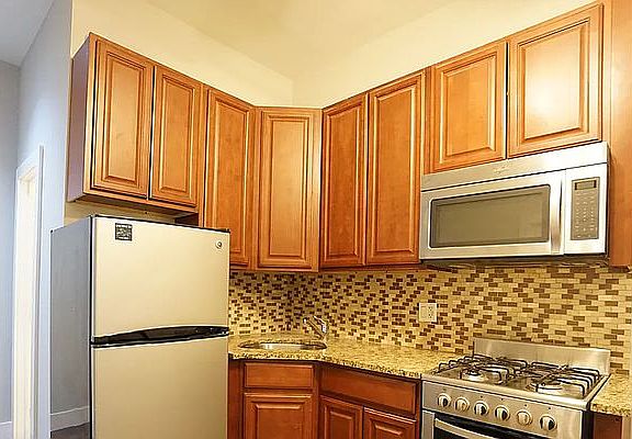 4th image of 200 Irving Ave #1B