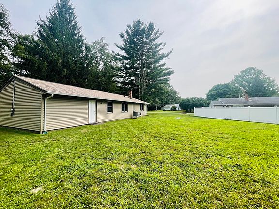 3rd image of 597 Old Warren Rd