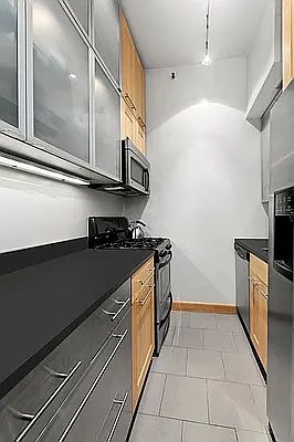 3rd image of 77 Bleecker St APT 933