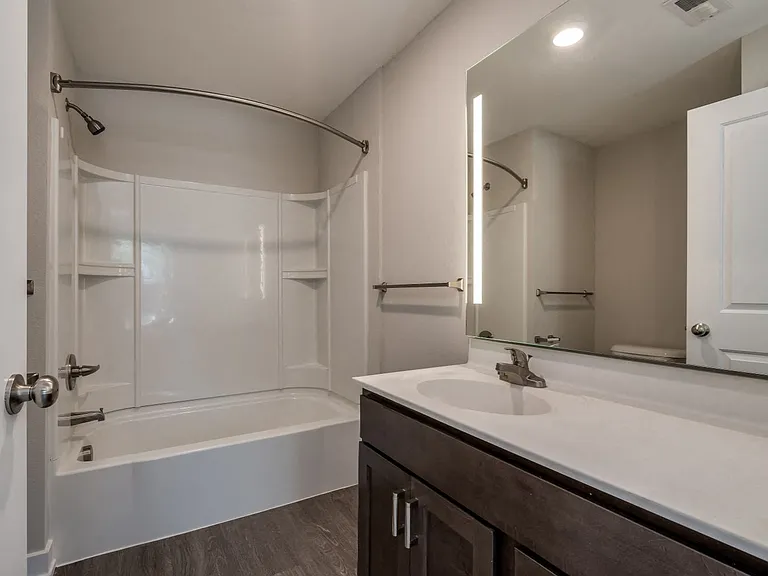 Bathroom (Luxury Floor Plan)