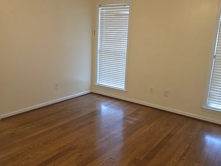 907 Hopkins St — Photo 10