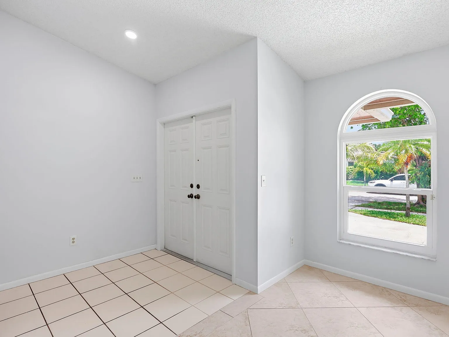 3 bed, 2.0 bath, 2236 sqft, $3,850 — Photo 4