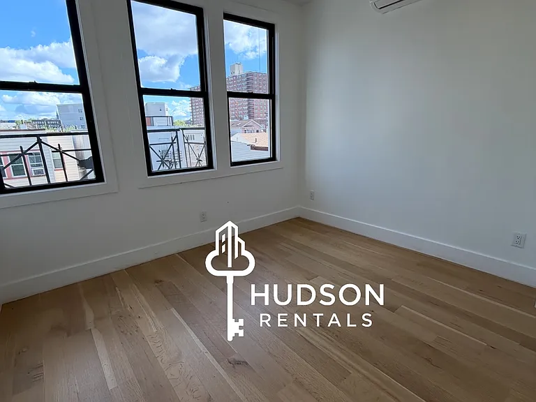 52 Grace St #3L — Photo 7