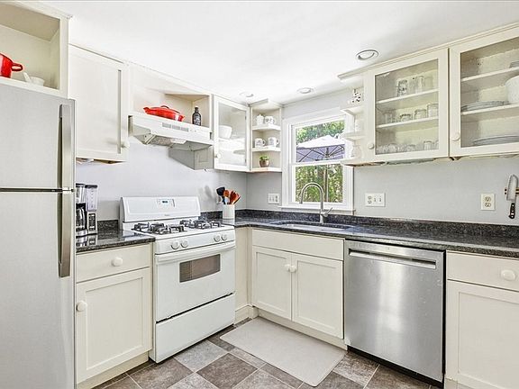 5th image of 15 Shady Acre Ln
