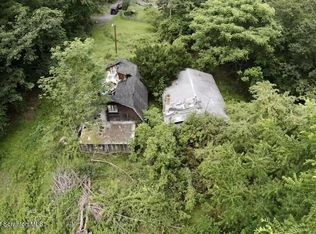 906 E Avery Station Rd, Factoryville, PA 18419