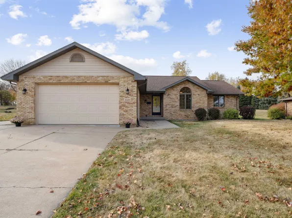 2323 Briarwood Dr, Dubuque, IA 52002