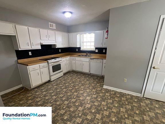 3rd image of 3862 Robin Hill Dr
