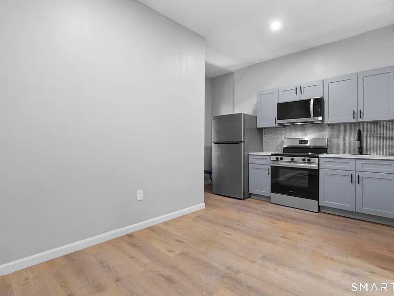 140 Grand St #2A — Photo 9