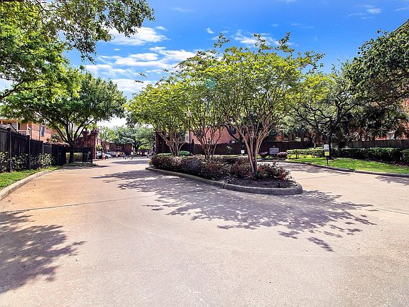 3rd image of 2255 Braeswood Park Dr APT 123