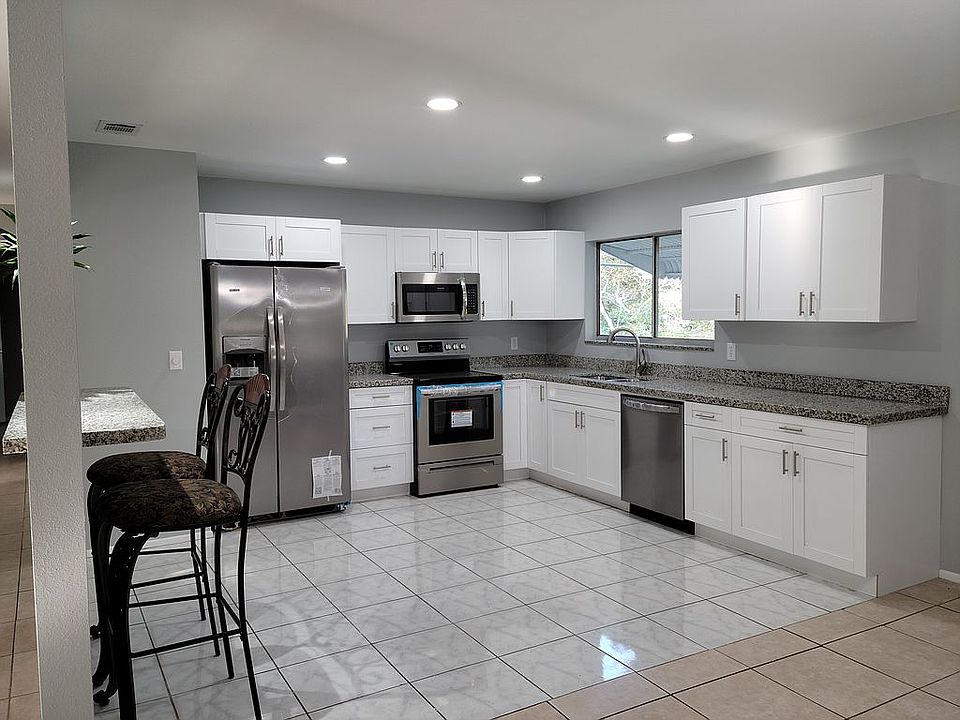 1st image of 329 SW Belmont Cir