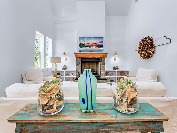 4th image of 137 Bay Colony Way