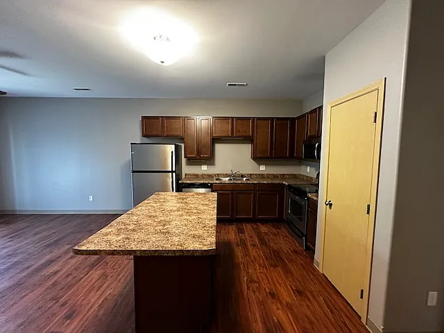 3 bed, 1260 sqft, $2,700 — Photo 3