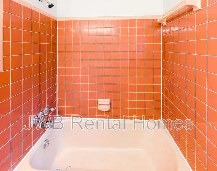 2725 Herschel St — Photo 11