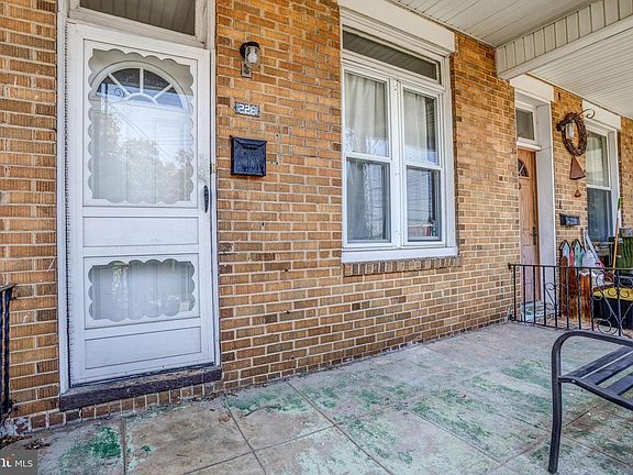 3rd image of 228 N Sycamore Ave
