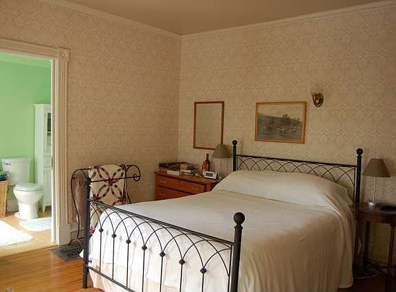 4th image of 36 Burlington Ave