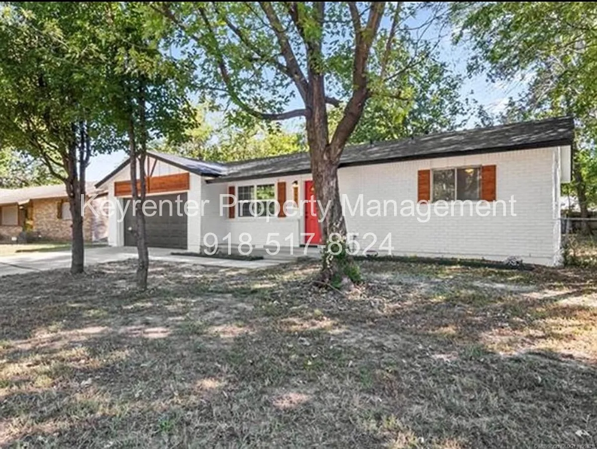 Building Photo - 2319 S 119th Ave E