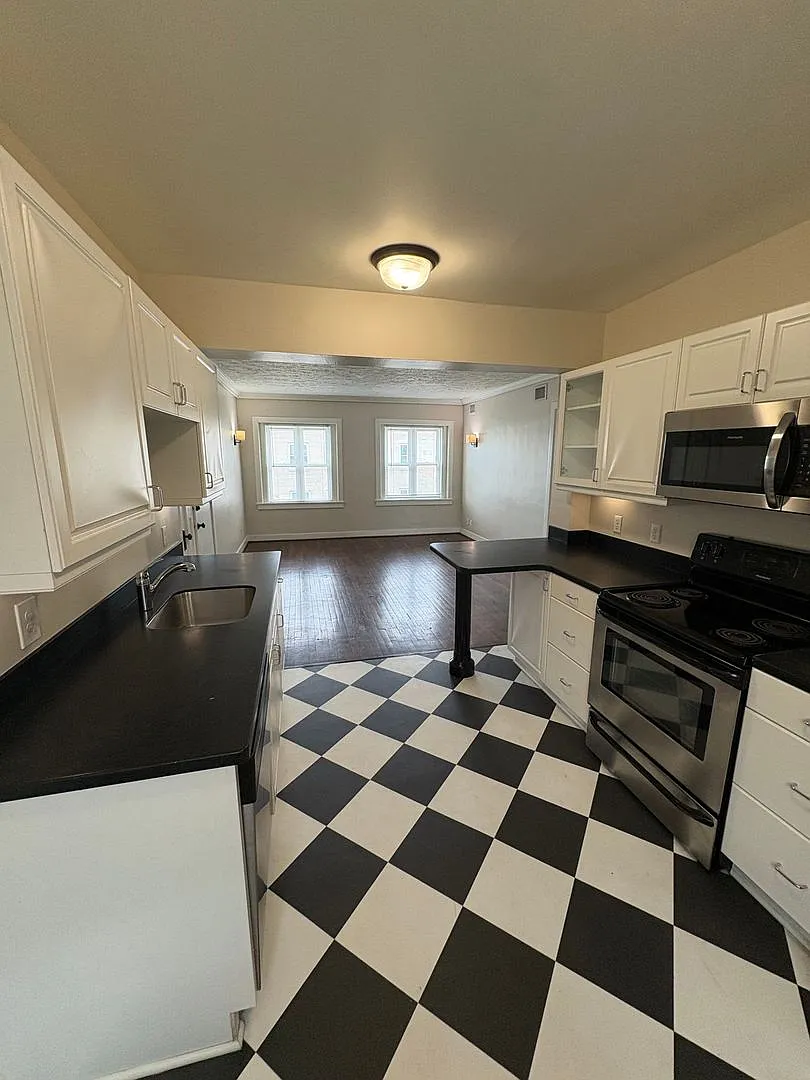 Carberry Apartments (3918 Cass St.) — Photo 4