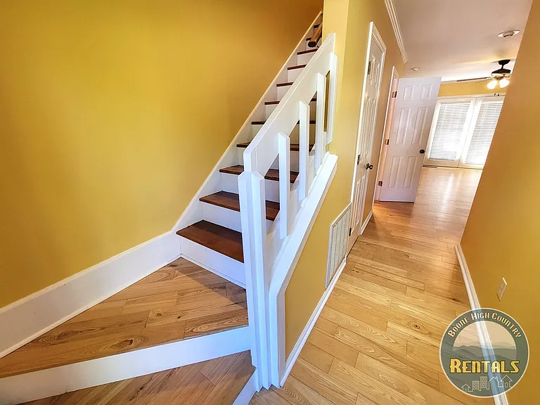1254 Camelot Ct NE — Photo 8