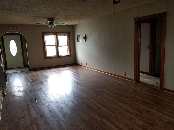 3rd image of 925 W Iris Ave
