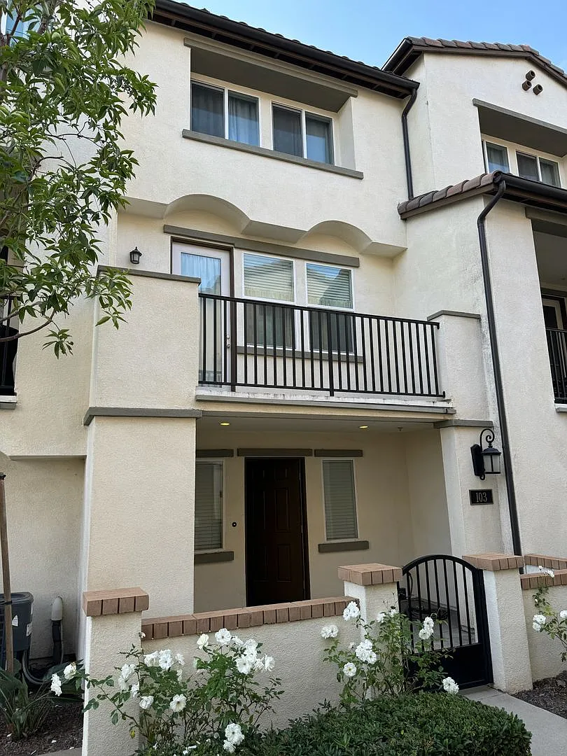 Gorgeous 3 Bedroom 3 Bath Townhome — Photo 1
