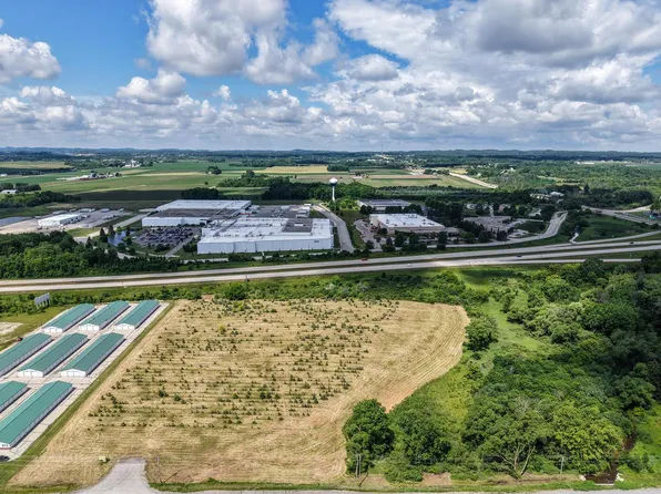 3555 COUNTY HIGHWAY P, Jackson, WI 53037