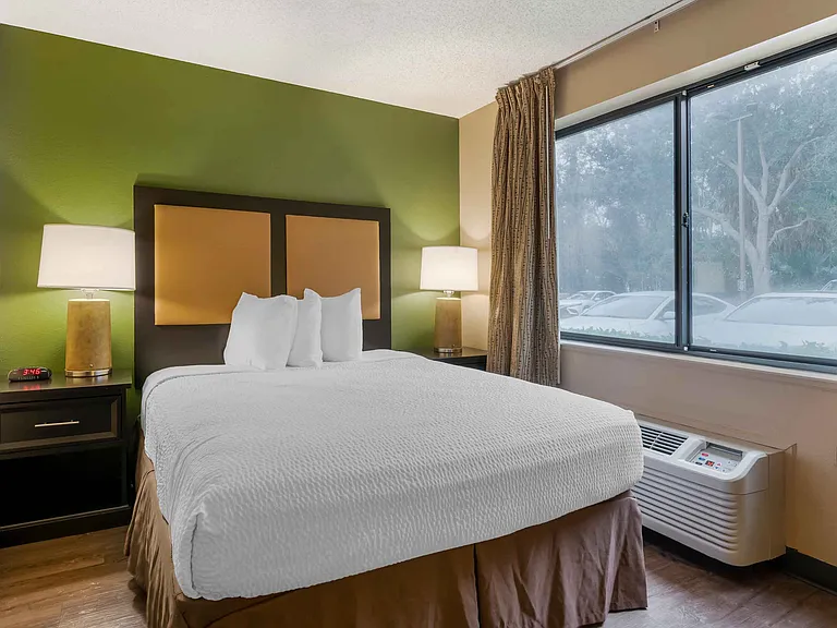 Deluxe Studio - 1 Queen Bed