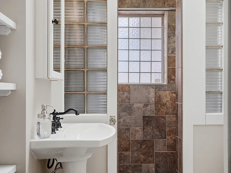 114 Aldeah Ave — Photo 9