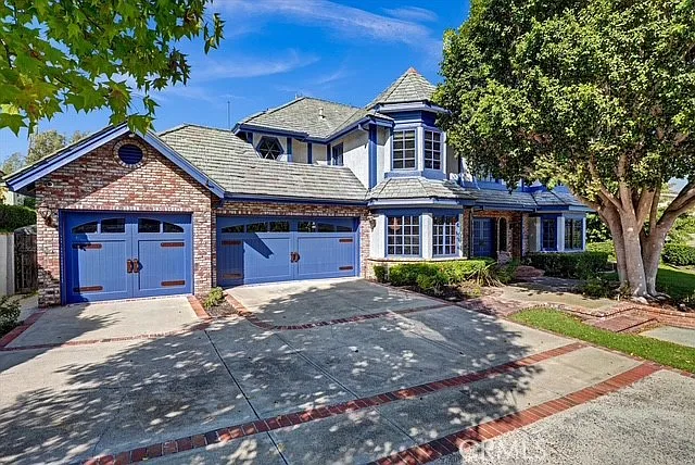 4 bed, 3.5 bath, 4683 sqft, $11,700 — Photo 1