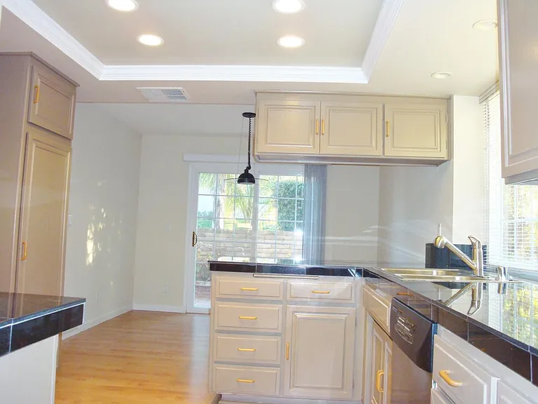 893 Lindawood St — Photo 14