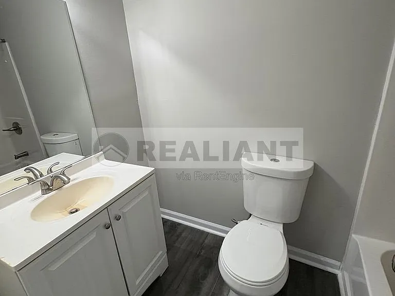 2021 Cambridge Dr #10 — Photo 3