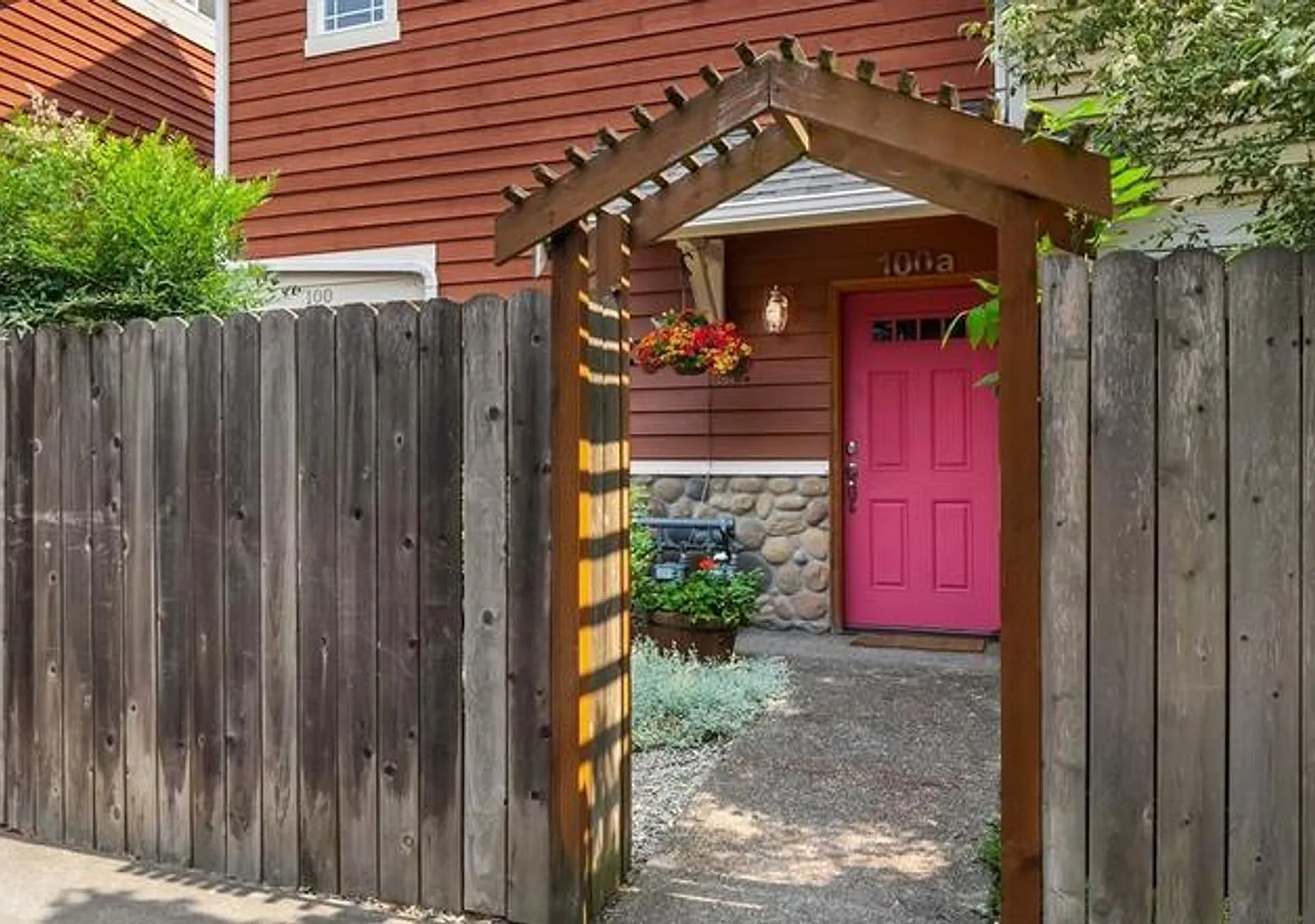 Gorgeous 3bd/2.5bth Central District Townhome, $3,800/mo. — Photo 3