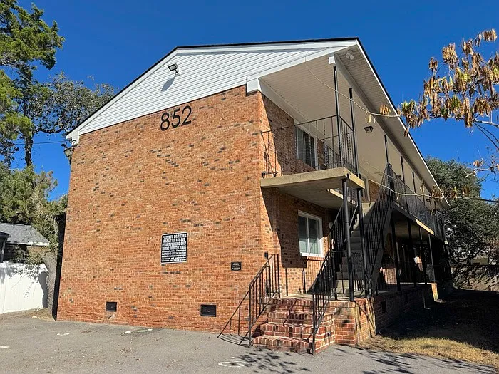 852 Little Bay Ave #4