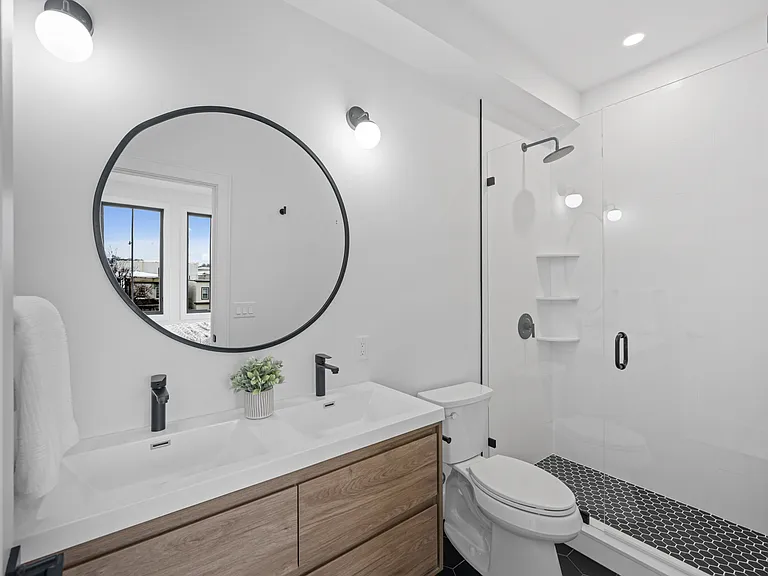 490 Bennington St #7 — Photo 13