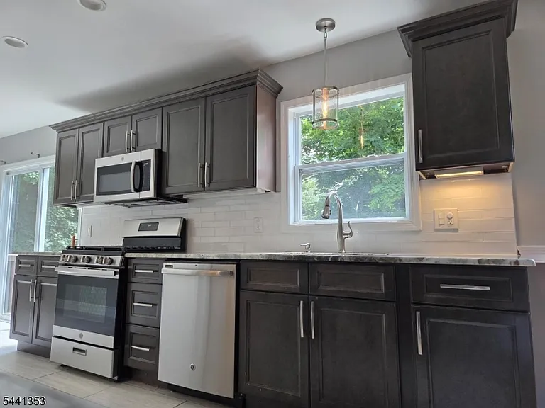 4 Michael Ct — Photo 4