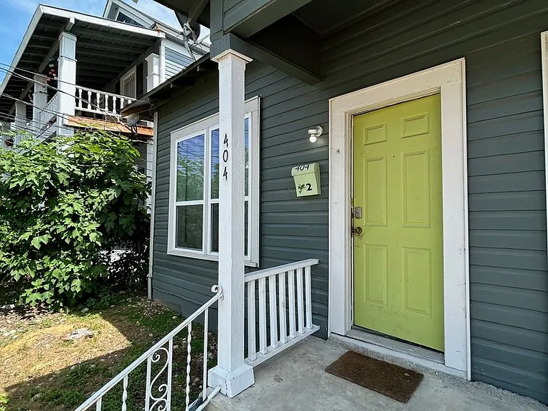 404 E Carson St — Photo 2