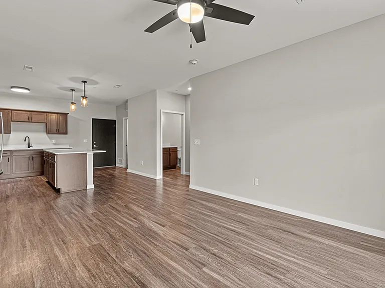Spring Rose Cir — Photo 26