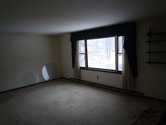 3rd image of 31 Woodland Dr