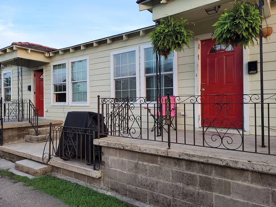 2333 Desire St #2333