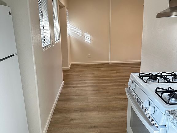 4th image of 5066 Voltaire St #4