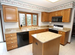 8350 Twin Creek Ct, Mentor, OH 44060