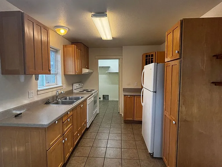 11 SE Cleveland Ave — Photo 3