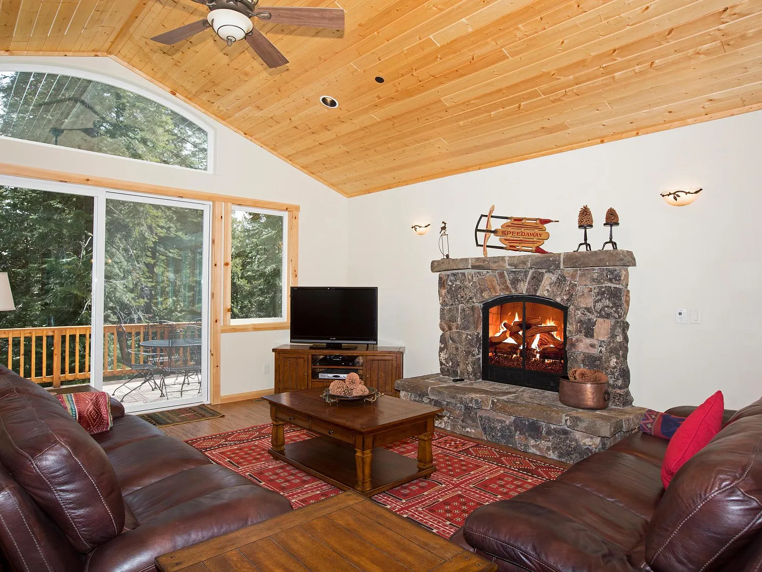 4 bed, 2.5 bath, 2300 sqft, $5,900 — Photo 2