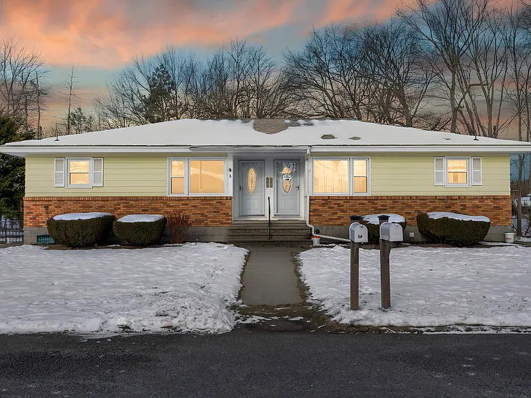 8 Warwick Ave #A — Photo 1