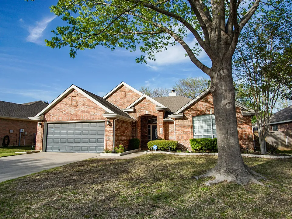 3733 Lake Country Dr