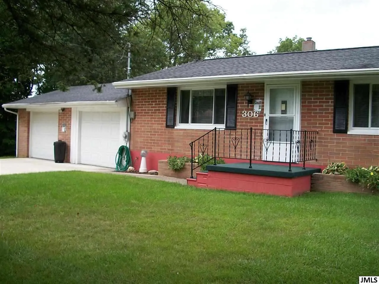 306 Curtis Ave photo 1
