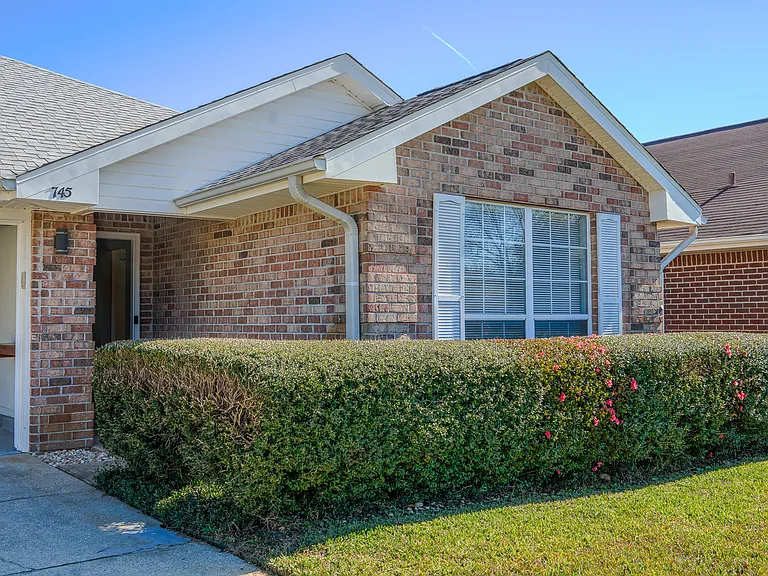 745 Olivia Ct — Photo 3